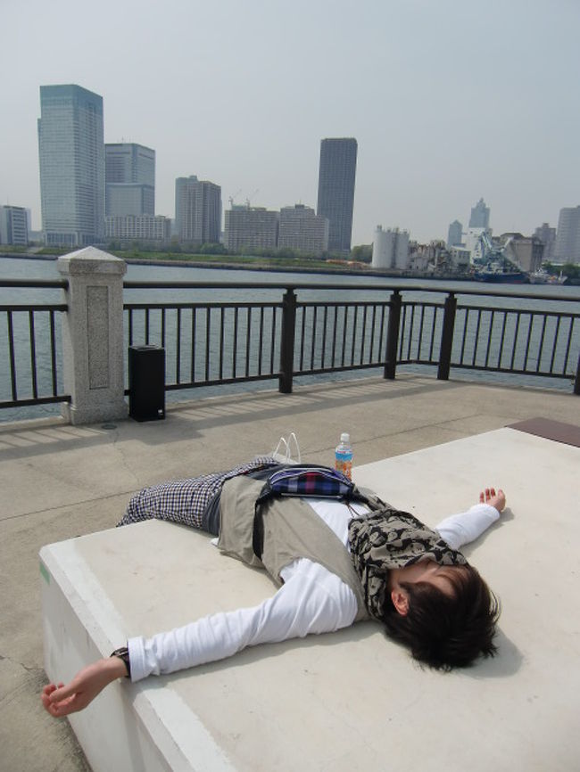 日向ぼっこ。<br /><br />贅沢な時間の使い方です。