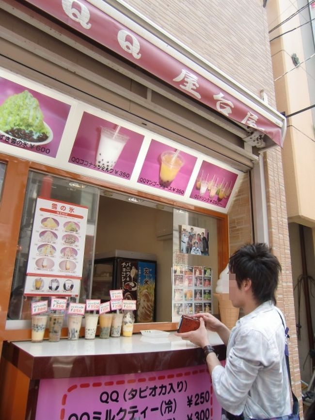 口直しにＱＱ屋台屋のマンゴータピオカジュースを購入。<br /><br />「めっちゃさっぱりしていて、タピオカがめっちゃモチモチで、マンゴーの甘さともめっちゃ良く合ってて、とっても美味しいです。」（ＡＤ堀くん）