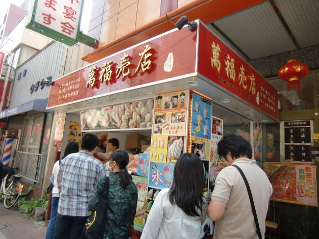 こちらの屋台では串揚げシュウマイと揚げ春巻きとゴマ団子を購入。<br />この頃には夫はだんだん限界が来ていたようでしたが私はまだまだ責めます。<br />キャベジン持ってきたし大丈夫。