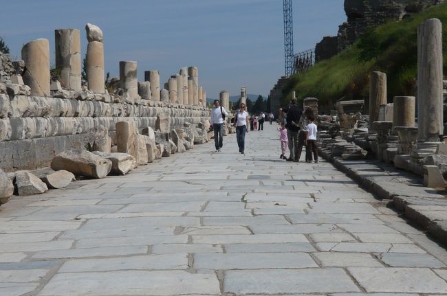 石畳の両側　には沢山の商店跡や　建物跡。
