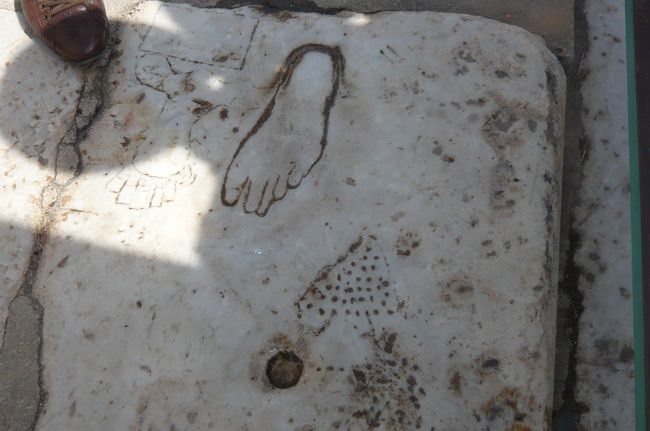 ん、　通路の端に、　何？　これは先ほどのきれいなお姉さんのいるお店の宣伝ポスター（？）　つまり・・・足の先の角を左側に曲がると、ハートマーク（ラブラブ）のお店が。