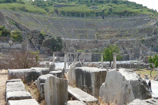 都市には必ず劇場があり、　大体　人口の一割を収容できる大きさだとか。　ここは１２０００人ほど。