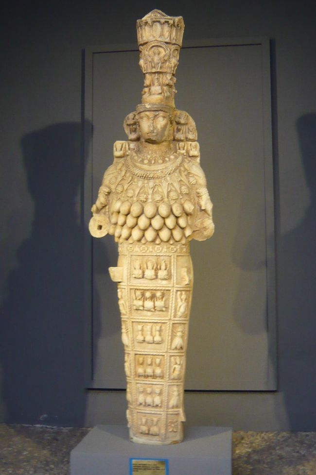 この後、考古学博物館へ。　これは豊穣の女神像。　確かに豊かな大地の恵みに溢れて。　ここの展示物はすばらしく、地元の小学生も沢山見学に。　