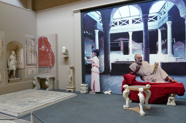 当時の館の様子はこのようだそうです。床のモザイクはきれいです。　もしこのような時代の映画を製作するなら、　この貴族役はショーン　コネリーがぴったり！