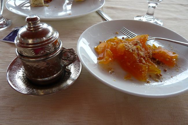 このあと山間の村　シリンジェにて昼食、カボチャのデザート　とにかく甘ーくトルココーヒーにぴったりでした。　蓋付きのクラシックなコーヒーカップ。<br />このレストランには様々なワインが売られていて　桑の実やザクロのワインもありました。試飲もＯＫ！