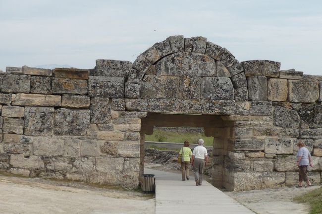 ローマ人もこの温泉施設を利用していたとか、　勿論ペルガモンからも　治療　療養の目的で利用。