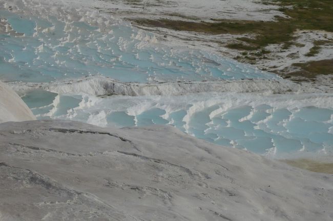 石灰棚はすばらしい！　　きれいです！　温泉の色が青白く日の光に映えて。