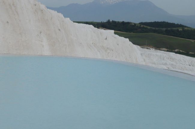 パムッカレ　綿の城　という意味。　この地方は綿花の栽培が盛んで、白い綿実みたいに見えたのでしょう。