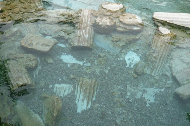 近くには温泉も、　底には遺跡がたくさん　すてきな温泉です。