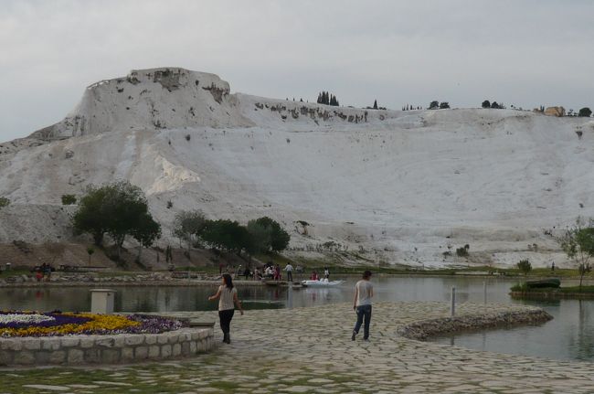 今晩はパムッカレの下にあるホテルに、　この景色が部屋から。