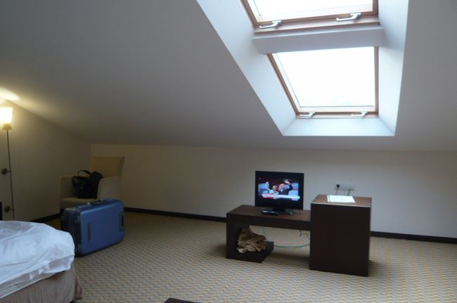 トリポリス　ホテルの四階の部屋、　新しくコンパクトですが、　快適。　天井の窓は開閉出来、星空がきれいです。　ただし・・・　ＴＶの後ろのコンセントを見ようとして、頭をゴツン！<br />屋根裏部屋みたいになっていて、天井が斜めに。　ＴＶの近くは１Ｍもありません。　　　ご注意！