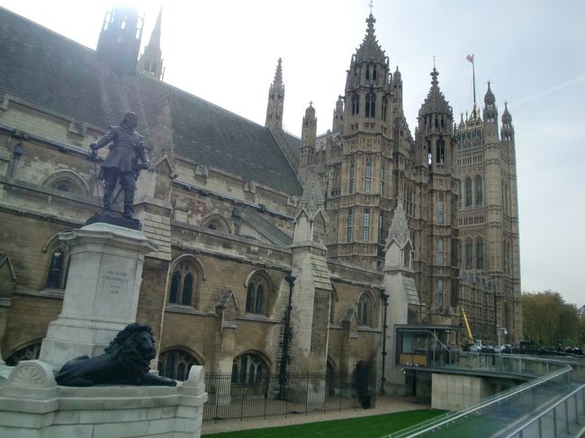 ゴシック建築のウェストミンスター寺院。こちらのアングルからの写真が一番迫力が感じられた。<br />英国王室の冠婚葬祭などの式典に使われており、ダイアナ妃の葬儀が行われた。