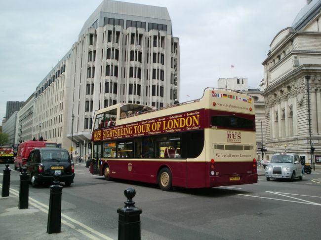 市内観光用の２階建てバス。２階のフロント部のみ屋根が付いており、雨天時の避難場所？になる。<br />料金は約２０ポンド（約３千円）と少々高めなことと、普通の路線バスも２階建てのため、どのバスも乗客は少なかった。