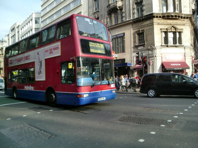 一方、路線バスはほとんどが２階建てなので、こちらの方がリーズナブルだ。