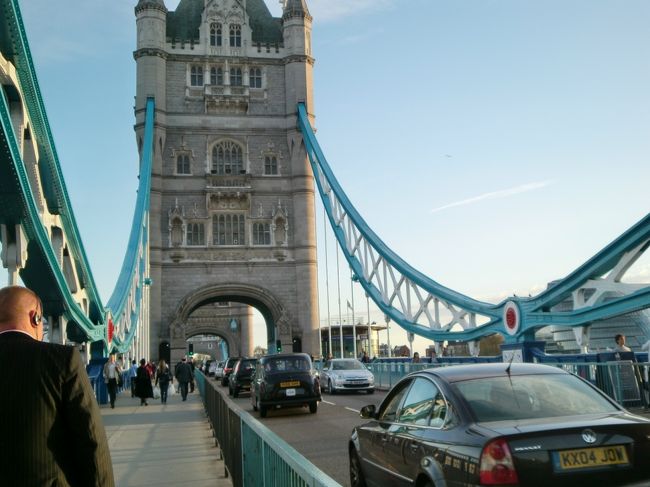 橋上歩道は思った以上に広い。<br />自動車社会がくることは予想できない時代に、歩道をこれだけ広く確保したことに感動した！