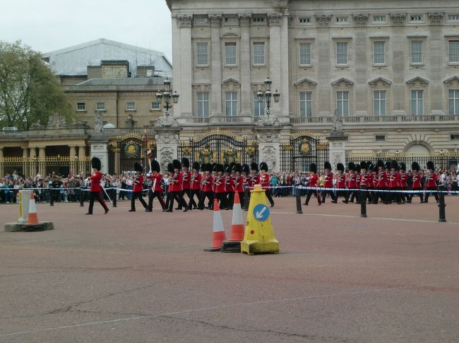 バッキンガム宮殿で衛兵の交代式が行われるとのことなので、急いで行くと凄い人混み。<br />予想以上の早い速度で行進が行われ、アッというまにいなくなった。