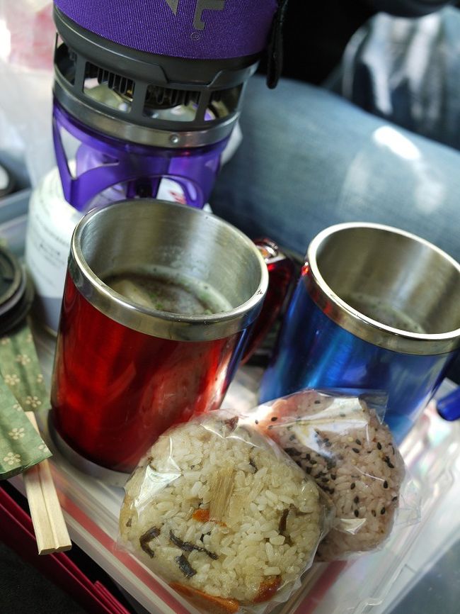 9：10　道の駅 しもべでおにぎりを買い、富士山の湧水で淹れたスープで朝食です。