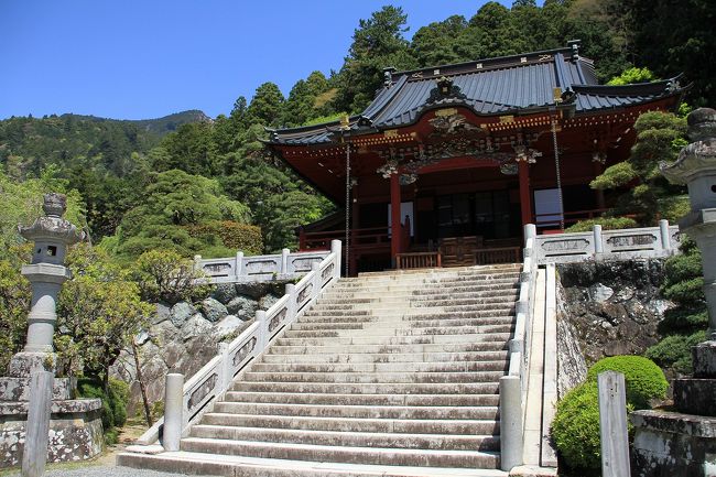 10：00　日蓮宗総本山『身延山　久遠寺』<br /><br />総門の下に無料駐車場はありますが台数は少なくこの日も満車でした。<br />広い西谷せいしん駐車場（300円/1時間）に停めて斜行エレベーター（無料）で境内へと石段を使わずに登ることも出来ます。<br /><br />久遠寺HP↓<br />http://www.kuonji.jp/index.htm