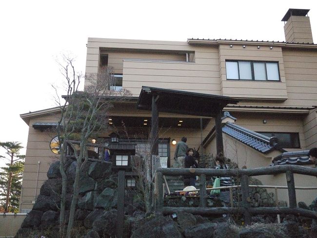 17：30　『富士眺望の湯　ゆらり』<br /><br />午前10時〜午後10時まで<br />1,200円　*貸バスタオル・タオル付<br />（夜7時からは1000円になりますが昼間も200円引きになるクーポンがHPにあります）<br /><br />富士眺望の湯　ゆらりHP↓<br />http://www.fuji-yurari.jp/spa.html