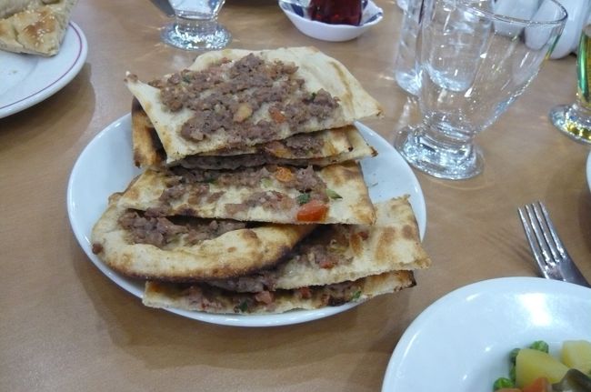 ４月２５日<br /><br />　この日はコンヤに向かい、昼食はピデ（トルコ風ピザ）薄い皮にソースと肉がアツアツにパリッと焼かれて　クルリと巻いていただきます。　これ　とっても美味しい！<br />途中ドライブインでオリーブ石鹸　購入。