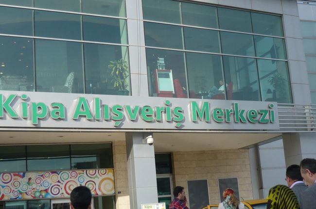 今日の宿　デデマンホテル、　通りの向かいにある　大型ショッピングセンター　とても便利。