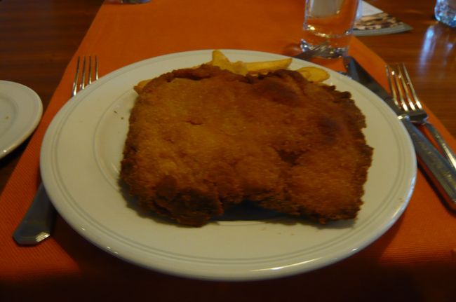 ホテルの夕食、メインはチキンのシュニッツエル。　パリッ　パリッ　で美味しいのですが　とにかく大きくて・・・