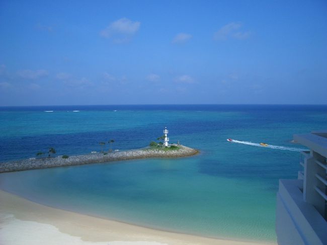 船の欠航で一泊那覇で翌朝の船を期待したが欠航。携帯「旅の窓口」でリゾートホテル「サンマリーナホテル」を予約した。夏休みということでレンタカーもなく、DFSまでタクシーで行きレンタカーを借りて出発。<br />写真：ホテルのプライベートビーチ<br />ビーチでマリンスポーツにチャレンジ。