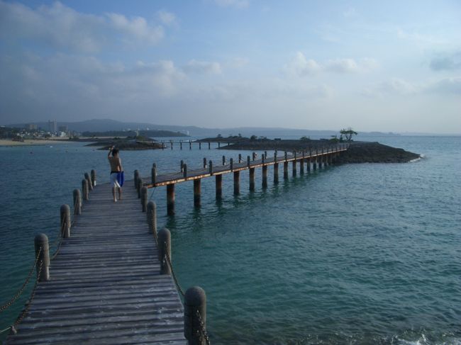 ホテルのプライベートビーチの周りには写真のような散歩用？橋があり下には魚達が泳いでいる姿が見えました。