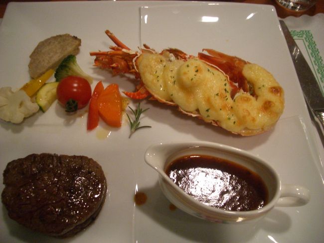 ホテル内のレストランでフィレとロブスターのセットを注文。リゾートホテルに来るとやっぱりホテルでのんびりしたくなってしまいます。<br />