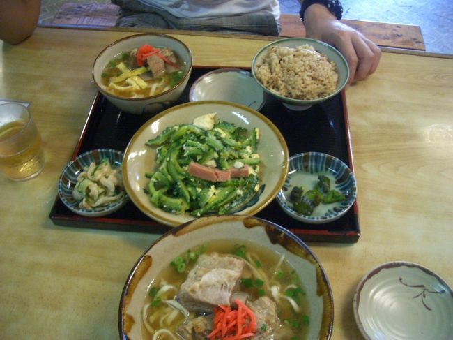 朝はバイキング、昼は車がたくさんとまっている「おんなそば」で、おんなすばを食べに行きました。<br />おいしかったー。２日連続昼食べました。<br />やっぱり。。。沖縄そばはおいしいー