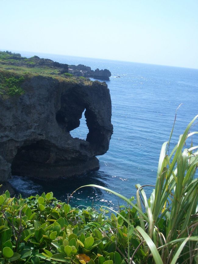 万座毛へ観光。天気がよくて気持ちがいい。<br />でも歴史を知ると胸が痛いです。