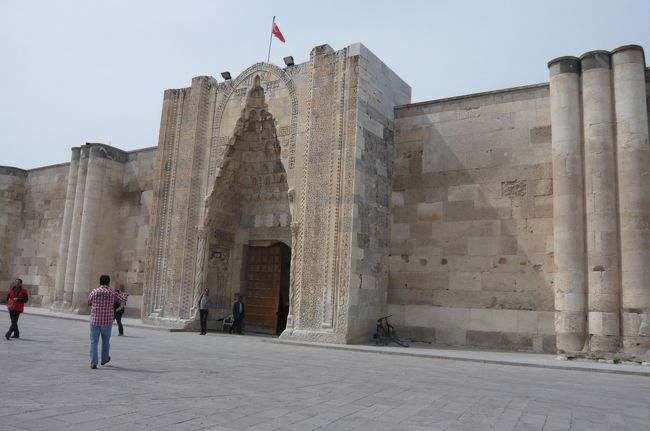 ４月２６日<br /><br />　コンヤを出て、シルクロードをドライブ。　途中　キャラバンサライ（隊商宿）スルタンハヌに立ち寄り。