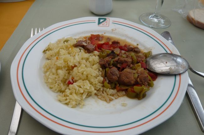 ハサン山（３２６０m）のふもとアクサライで昼食、<br />スープ　マントｳ（ギョウザ風）テスティケバブ　デザートでした。　これは　マントｳ　トマト味のソースで。　<br />