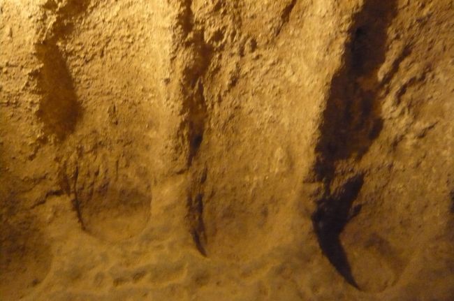 カッパドキアのカイマクル、　キリスト教徒は弾圧をおそれ、地下住居の隠れ住み　信仰を守りました。　それにしても　何代にも渡り　このような生活を強いられた人達、天井の低さからすると、　あまり大きくない人々だったのでしょう。