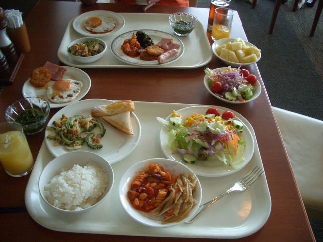 朝食ビュッフェは夏休みともありとても込み合っていた。