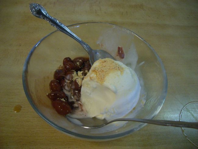 「おんなそば」でそばと、アイスを注文。きなこがかかっていておいしかったー。