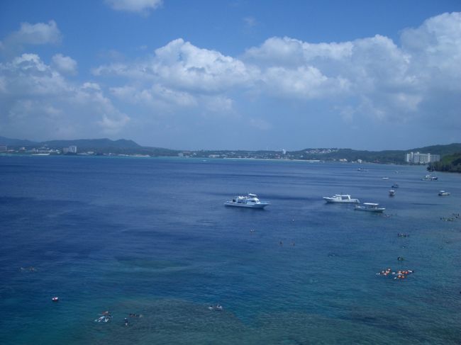 ホテルのマリンプログラムのシュノーケルをおこなった。他に参会者がいなかったので私たちとインストラクター３人でいった。<br />度つきのグラスを借りられたので、魚がよく見えた。<br />洞窟シュノーケルツアーもあったので機会があればそちらも行きたいとおもった。<br />