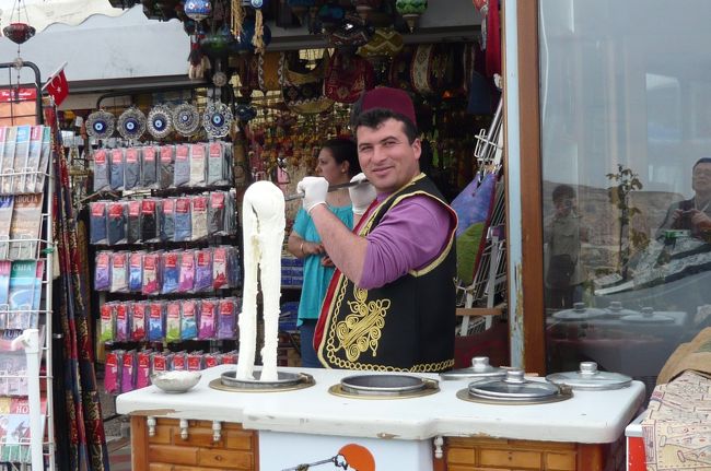 圧倒される自然に興奮状態！　　　　と　アイスクリーム！の声が・・・　名物のドンドルマ。　２リラでした。　トルコに来たら、ぜひ食べて欲しい。