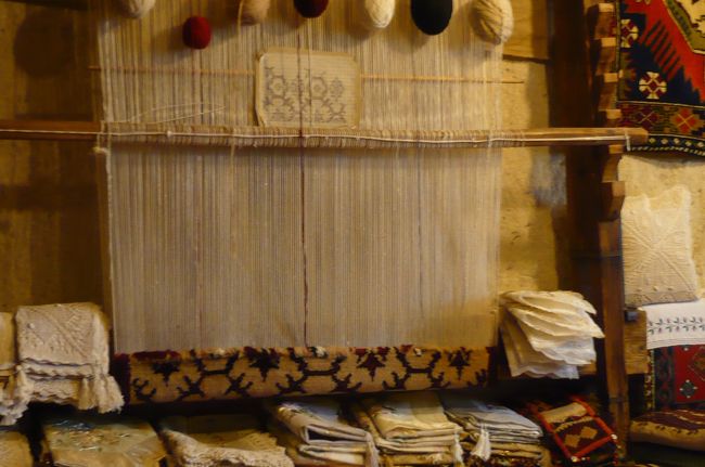 部屋の壁　には奥様の仕事（絨毯を制作）の機械が置かれて、　床には　結婚の時、　自身で造られた絨毯がありました。有難うございました。