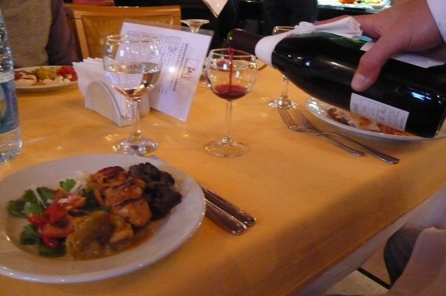 ホテルでの夕食、　折角ですから、現地のワインを。４０リラ、　酸味が苦手なので　赤は・・・と思っていましたが、とても　上品で美味しくいただきました。　　このホテルの従業員の方々はとても気持ち良いサービスをされ、　快適！