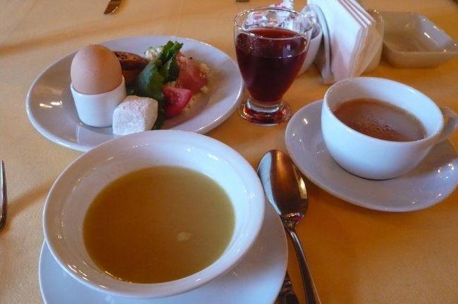 ４月２７日<br /><br />　朝食、　チーズの種類が豊富、こちらに来て　本当に美味しい野菜を戴いています。　太陽の恵みいっぱいの自然の味です。