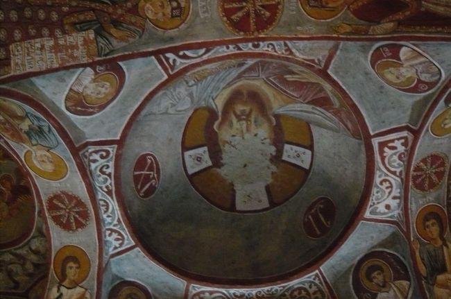 聖バルバラ教会　へびの教会　食堂　暗闇の教会　サンダル教会を見学、　内部の壁には彩色がきれいに保存され。