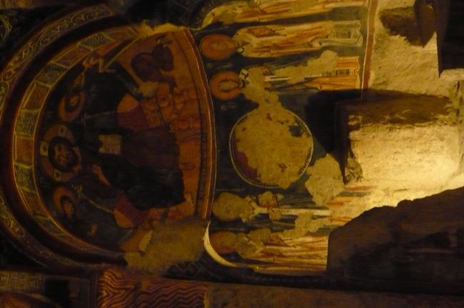 これらが　奇岩の中にあるのだから、　大変な労力で築かれたのでしょう。