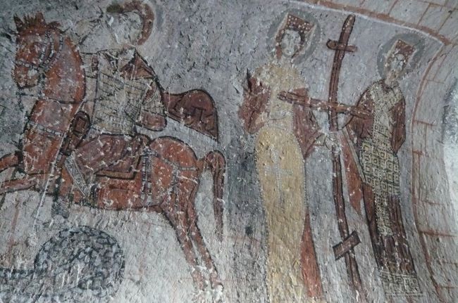 所々　剥ぎ取られた箇所も見えます。　削り取って薬やお守りとして　持ち去られたらしい。