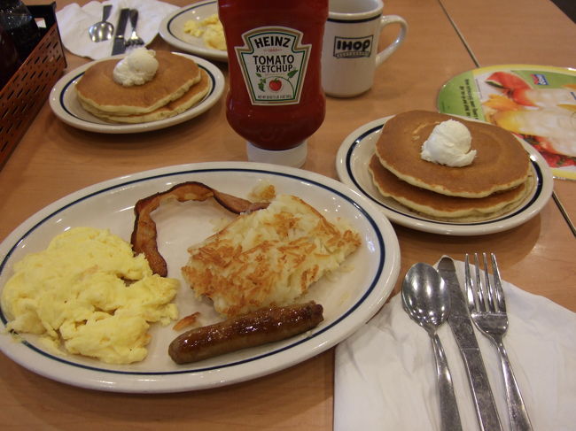 たしか卵の焼き方は選べたような気がします…（記憶が曖昧なので間違えてたらすみません；）<br /><br />パンケーキは3枚。シロップはテーブルに種類くらい並んでいました。<br /><br />パンケーキはふわふわもちもち！！<br />やはり量は多いです。店員さんの愛想はとても良いです。<br />店内も外からの見た目より広いです。<br />日本で言うファミレスみたいに感じました。<br /><br />あと、トイレはオハナワイキキマリアのトイレになります。<br />カードキーがおいてありますのでカードキーでトイレに入ります。<br />時間がないので急いで食べます。。。<br />