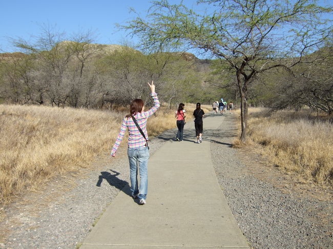 登山開始！！<br />初めの方は舗装されています。<br /><br />まだ元気な頃の姿です。