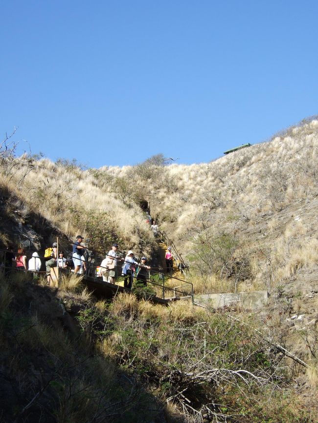 途中から道が舗装されていない道になります。<br /><br />ビーサンで登っている方もいらっしゃいましたが…<br />スニーカーで登る事をお勧めします。。<br /><br />私はもちろんスニーカーで登りました。