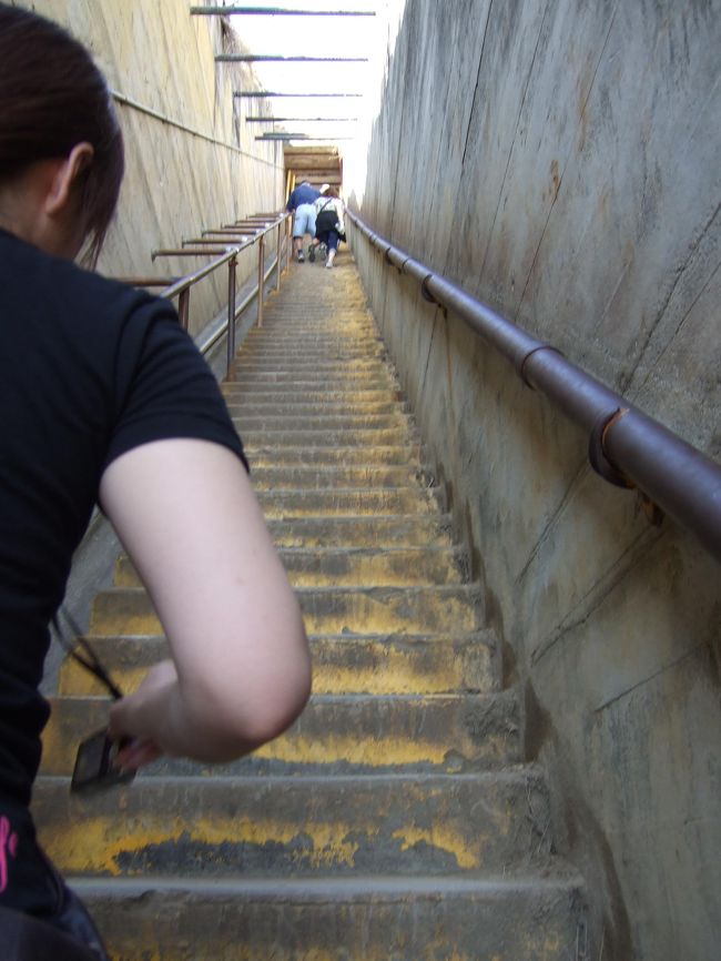 頂上はまだかな…<br /><br />この階段…かなり終盤で出てきますが、地獄です。<br /><br /><br /><br />階段は続きます…続いて登場するのは螺旋階段です。。<br />写真は撮る余裕がなかったのでありませんが。。