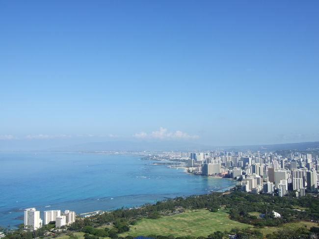 ついに頂上！！<br />頂上にはたくさんの人がいました。<br />狭かったからそう感じたのかもしれませんが…<br /><br />すごくいい景色！！<br />天気もよく最高です！<br /><br />ちなみに…<br />頂上手前で登山証明書？を2ドルで売っています。<br />買ってませんが（笑）