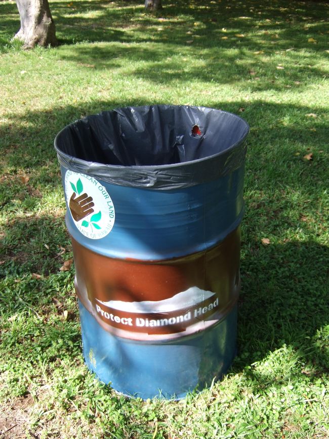 ゴミ箱。<br />ダイヤモンドヘッドが書いてあります。